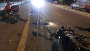 Grave choque entre dos motos en Av. Mártires de la Dictadura