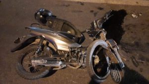 Grave choque entre dos motos en Av. Mártires de la Dictadura