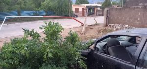 Olta: conductor en estado de ebriedad chocó contra un poste de electricidad y terminó en el patio de una vivienda